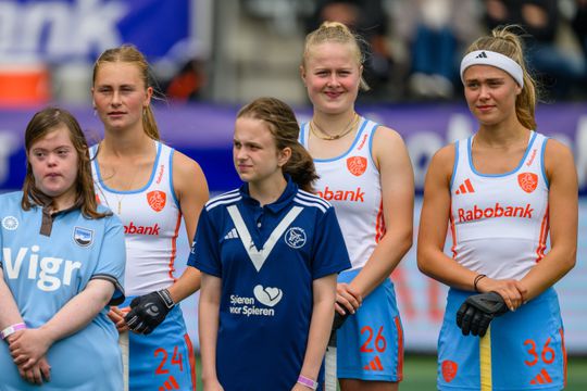 Jonge Oranje-hockeyster (21) onthult relatie met clubgenoot: 'Het is soms wel ongemakkelijk'
