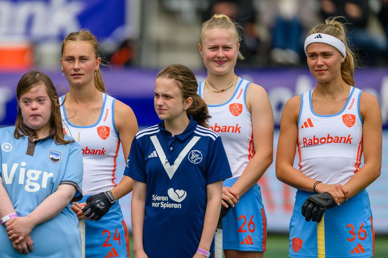 Jonge Oranje-hockeyster (21) onthult relatie met clubgenoot: 'Het is soms wel ongemakkelijk'