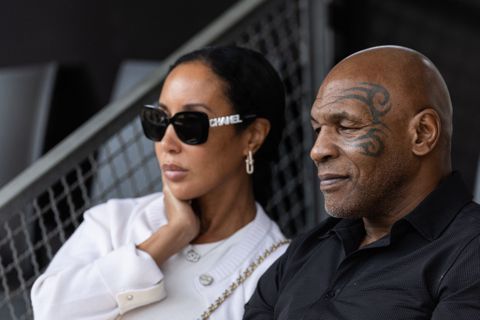 Bokslegende Mike Tyson duikt met vrouw op bij tennistoernooi, ziet landgenote verliezen