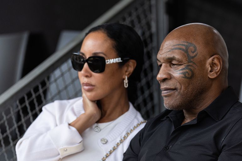 Bokslegende Mike Tyson duikt met vrouw op bij tennistoernooi, ziet landgenote verliezen