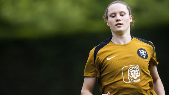 Oranje Leeuwin kijkt op naar Virgil van Dijk en Micky van de Ven: 'Ik heb altijd meer naar mannenvoetbal gekeken'
