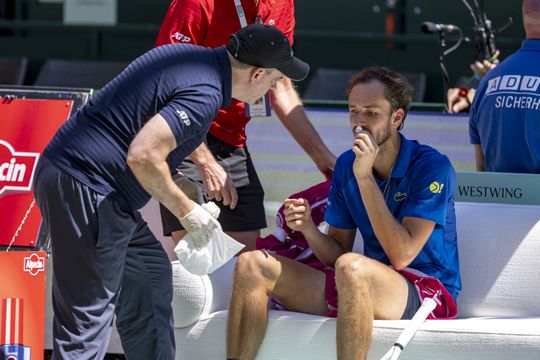 Russische toptennisser loopt prompt van het veld met onverklaarbare blessure: 'Ik voelde het meteen'