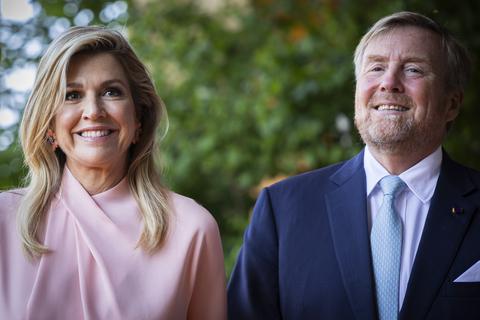 Koning Willem-Alexander is in feeststemming voor Nederland - Zweden op WK: 'Als hij op die Oranjebus wil...'