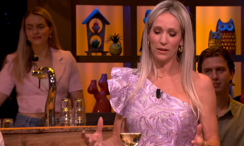 Hélène Hendriks grijpt in na opmerkelijk compliment: 'Ik zag jou in bikini lopen...'