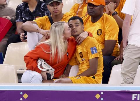 Amerikaanse krant zoomt in op vriendin Cody Gakpo bij WK voetbal: 'Ze draagt het controversiële shirt'