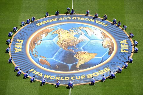 Beelden van gevaarlijke situatie op WK voetbal: vrijwilliger komt vast te zitten bij openingsritueel