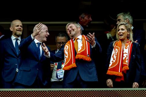 Opmerkelijke reactie als koning Willem-Alexander en FIFA-baas in beeld komen bij WK voetbal: 'Duidelijk niet populair'
