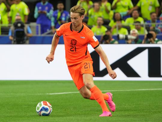 ‘Zorgelijke situatie’ Frenkie de Jong zorgt voor verdeeldheid: ‘Soms ontstaan er dingen puur uit toeval’