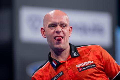 Dartsicoon Michael van Gerwen tevreden na moeizame partij bij Slovak Darts Open: 'Dat is het enige wat we willen'
