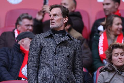 Voetbalicoon Ronald de Boer eert overleden vader op bijzondere wijze met moeder: 'Papa kijkt met een lach naar beneden'
