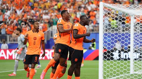 Oranje-speler Jurriën Timber laat van zich horen na bijzondere prestatie Brian Brobbey