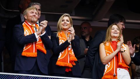 Koning Willem-Alexander en koningin Máxima stelen de show tijdens Nederland - Zweden op WK voetbal