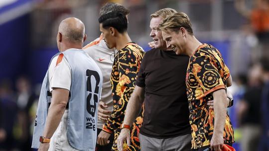 Bondscoach Ronald Koeman uit zich op kritische wijze na spektakelstuk van Oranje: 'Dat móét beter'