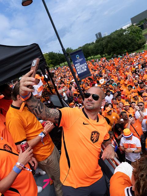Voetbalicoon Wesley Sneijder zorgt voor prachtige beelden tijdens Oranjemars op WK voetbal