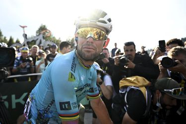 Mark Cavendish in tranen over de finish in Tour de France, Nederlandse ploeggenoot krijgt dikke knuffel