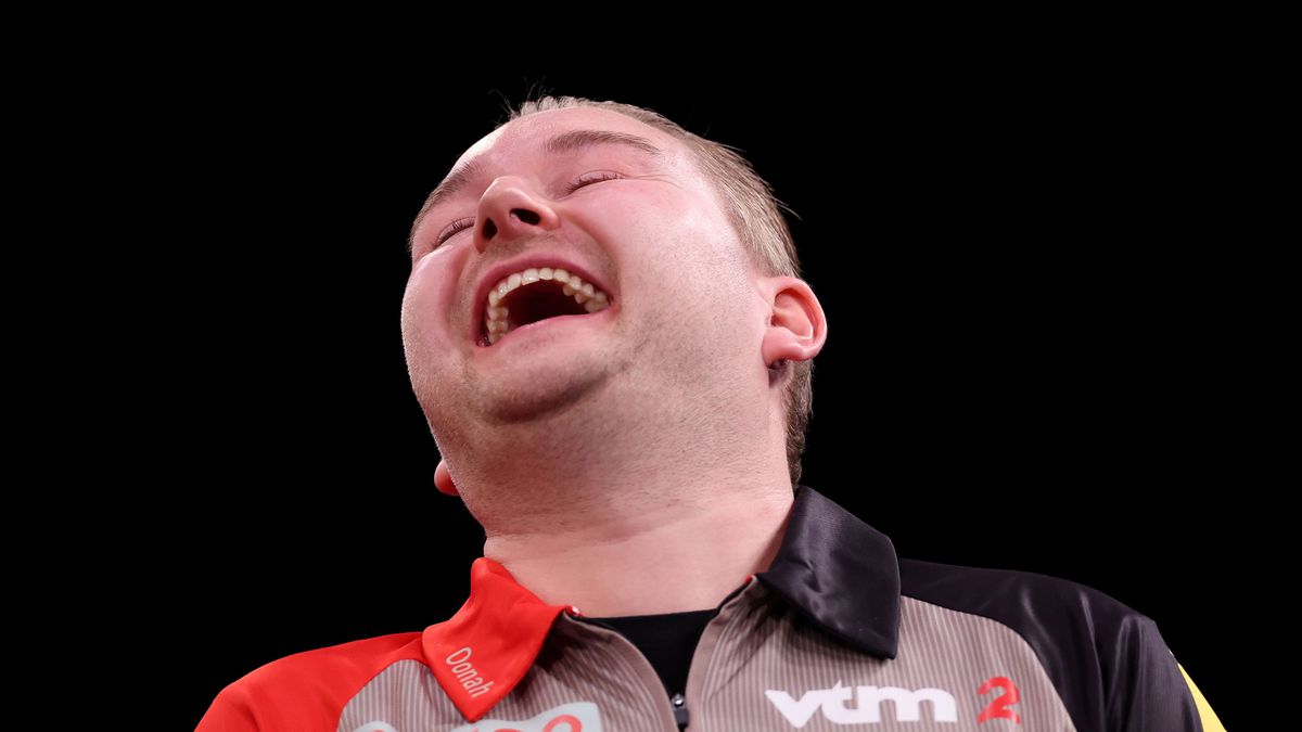 Dimitri Van Den Bergh doet in Engelse club dezelfde dansmoves als bij walk-on na exit World Matchplay