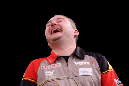 Dimitri Van Den Bergh doet in Engelse club dezelfde dansmoves als bij walk-on na exit World Matchplay