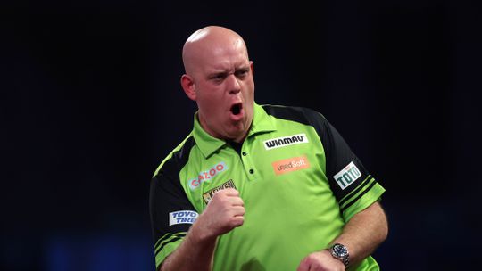 Michael van Gerwen overleeft rollercoaster tegen Michael Smith en bereikt finale World Matchplay