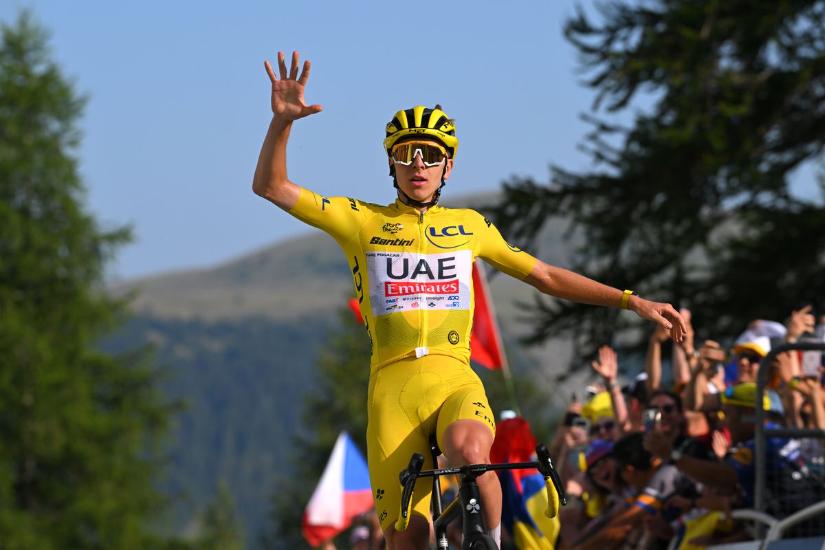 Ongelooflijke Tadej Pogacar slaat weer toe, Jonas Vingegaard rijdt Remco Evenepoel op achterstand