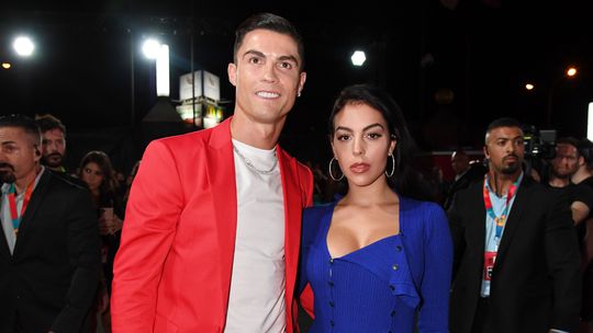 Cristiano Ronaldo stapt in hitte op de fiets en geniet met zijn vriendin Georgina Rodriguez op het strand