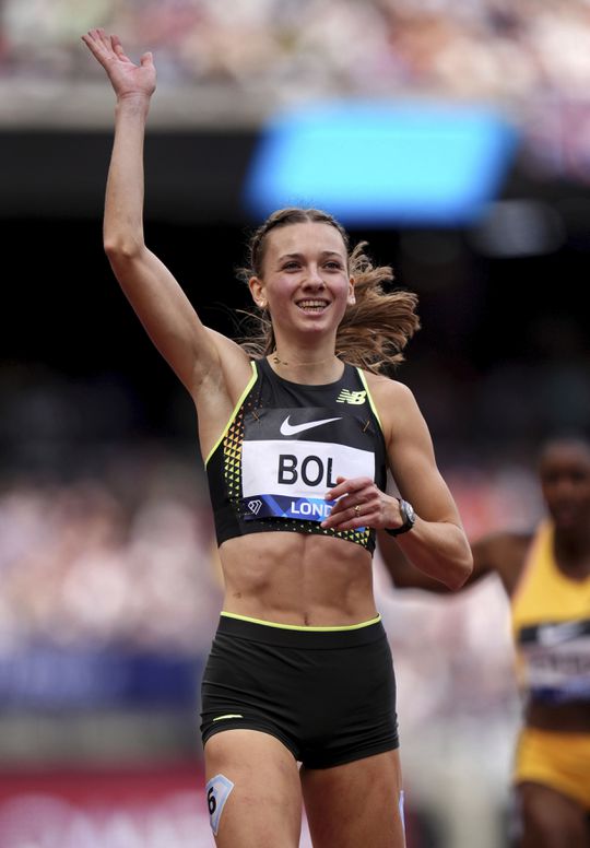 Femke Bol toont topvorm en snelt met recordtijd naar goud in Londen