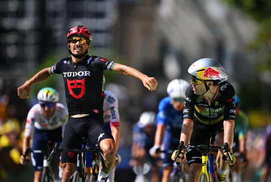 Franse toprenner gaat pijnlijk in de fout in de Tour de France: 'De oortjes werkten niet'