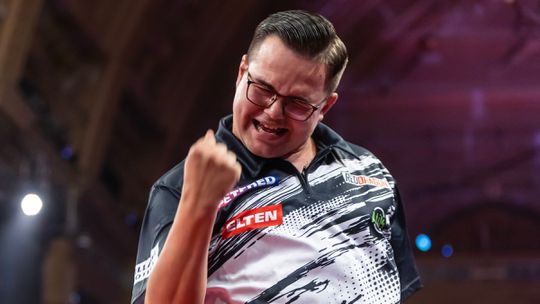 Topdarter Gian van Veen zorgt voor enorme sensatie op World Matchplay, titelverdediger al naar huis