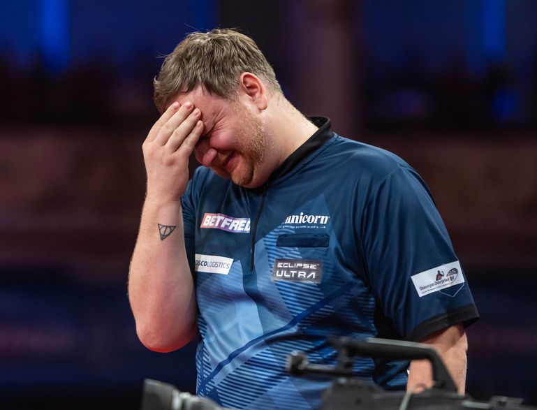 Veelbesproken darter zet zichzelf gigantisch voor schut op World Matchplay: 'Het is een ongeleid projectiel'