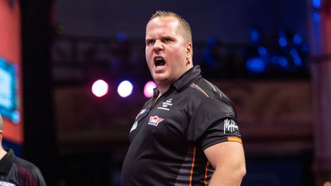 Oordopjes doen wonderen voor ontketende Dirk van Duijvenbode op World Matchplay