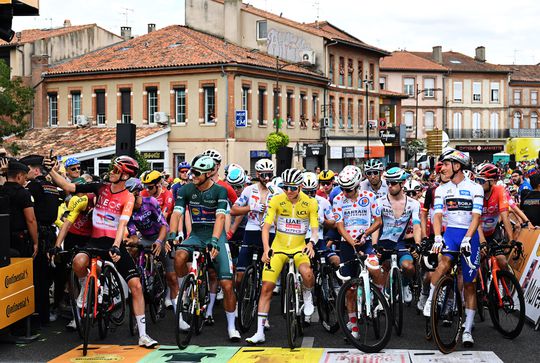 Geletruidrager Tadej Pogacar knijpt in de rem na aanwijzing van teamradio: 'Jonas Vingegaard gecrasht'