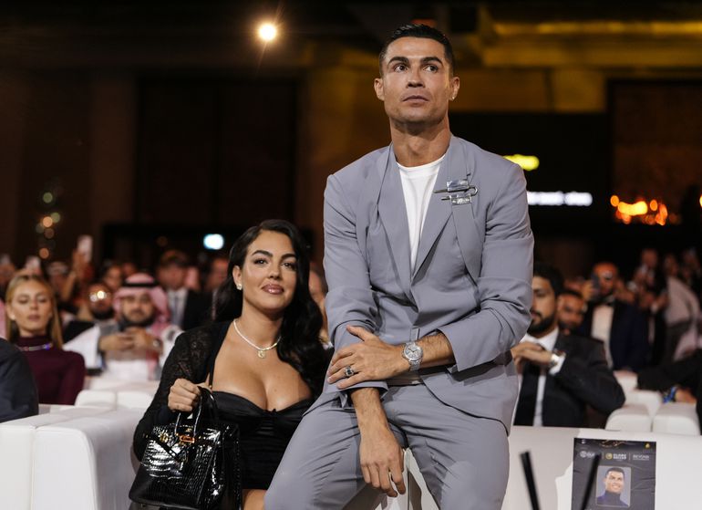 Vriendin van Cristiano Ronaldo onder vuur vanwege 'ongepaste' outfit: 'Het is een kwestie van respect'