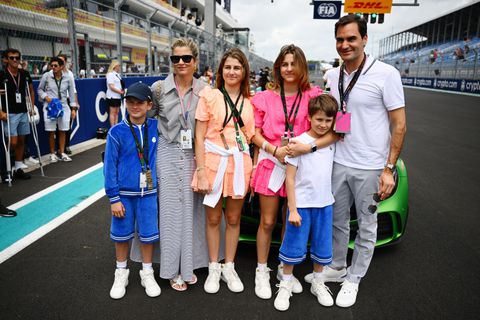 Tweelingdochters (15) van tennislegende Roger Federer treden op pikante locatie in voetsporen van vader