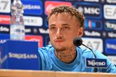 Noa Lang laat zich direct gelden bij zijn eerste persconferentie bij Napoli. ©Getty Images