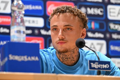 Topvoetballer Noa Lang steelt direct de show bij Napoli: 'Ga de club vragen of ik dat mag blijven doen'