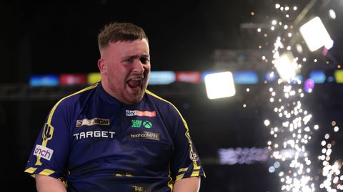 Nederlandse topdarter mag borst natmaken: Luke Littler walst over tegenstander heen bij World Matchplay