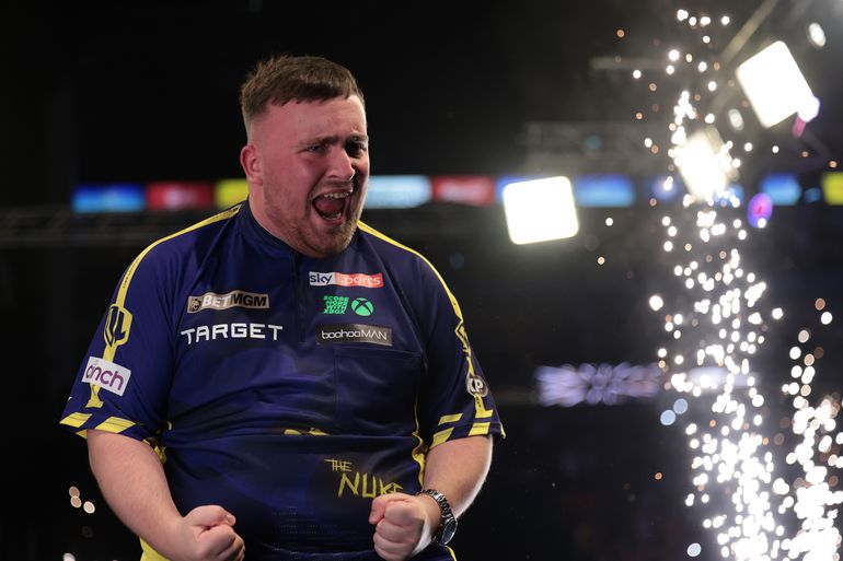 Nederlandse topdarter mag borst natmaken: Luke Littler walst over tegenstander heen bij World Matchplay