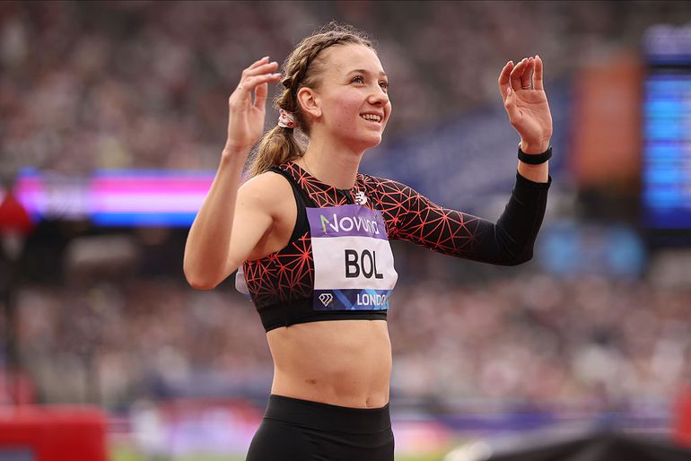 Topatlete Femke Bol denkt via speciale traktatie aan afwezige verloofde: 'Ik houd ervan'