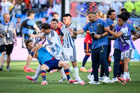 Spaanse sterspeler Lamine Yamal neemt opgefokt gedrag Argentinië op de hak tijdens huldiging
