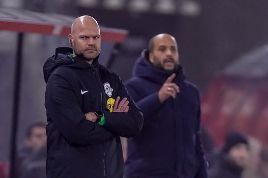 Assistent van overleden scheidsrechter Rob Dieperink schrijft emotioneel bericht: 'Dat gevoel neem ik elke wedstrijd mee'