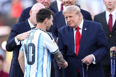 Opvallend moment na WK-finale: één speler weigert de hand van president Donald Trump te schudden