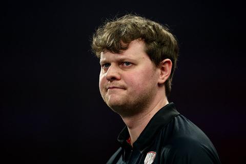 Topdarter Kevin Doets struikelt eerst op trap en daarna over tegenstander bij World Matchplay