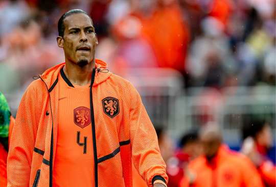 Topvoetballer Virgil van Dijk geniet op luxe locatie van ontmoeting met sporticoon