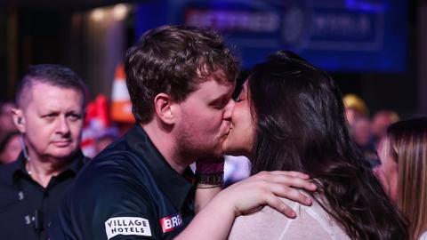 Emotionele reactie vriendin van Nederlandse topdarter (28) na domper: 'Ik heb nu gemengde gevoelens'