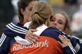 Ellen Hoog (r) knuffelt Maartje Paumen, links Naomi van As. © Pro Shots
