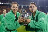 Evert Linthorst en Enric Llansana met de KNVB Beker. ©Pro Shots.