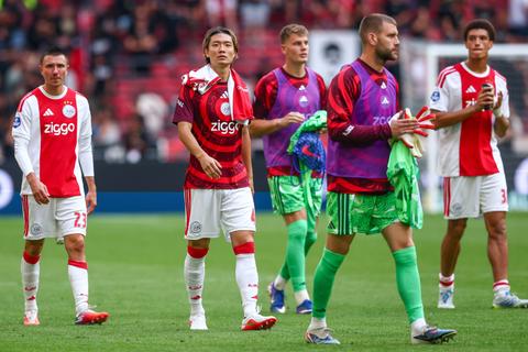 Ajax houdt uitverkoop: in één klap twee verdedigers weg, nóg twee spelers op vertreklijst