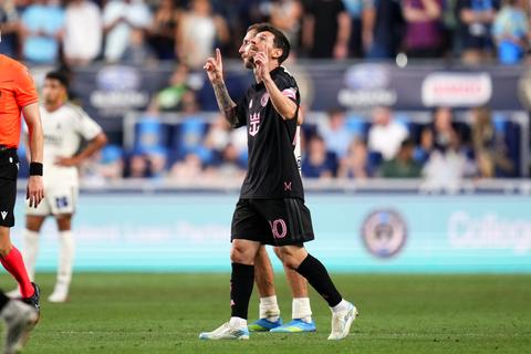 Lionel Messi wijst naar de hemel na eerste goal sinds overlijden van z'n vader (68)