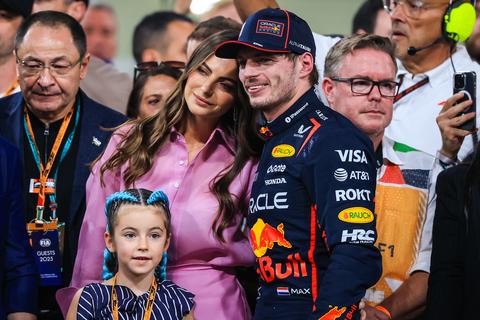 Max Verstappen grapt over 'huwelijk' met Red Bull na contractverlenging: 'Hopelijk duurt mijn echte drie keer zo lang'