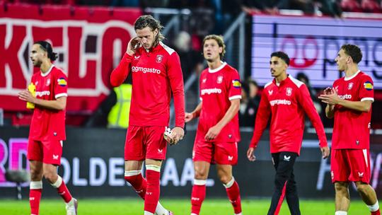 Wout Weghorst zakt opnieuw door ondergrens bij FC Twente: 'Hem wisselen is géén optie'