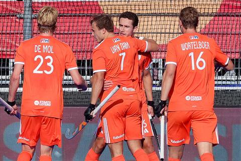 Nederlandse hockeyers ontsnappen in slotfase aan grote blamage op WK in Amstelveen